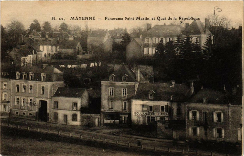 Carte postale ancienne Mayenne Panorama Saint-Martin et Quai de la Rep à Mayenne