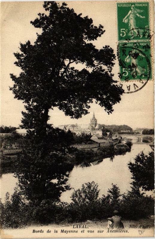 Carte postale ancienne Laval Bords de la Mayenne et vue sur Avesnieres à Laval