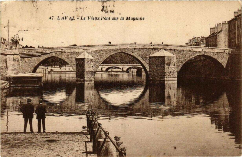 Carte postale ancienne Laval Le Vieux Pont sur la Mayenne à Laval