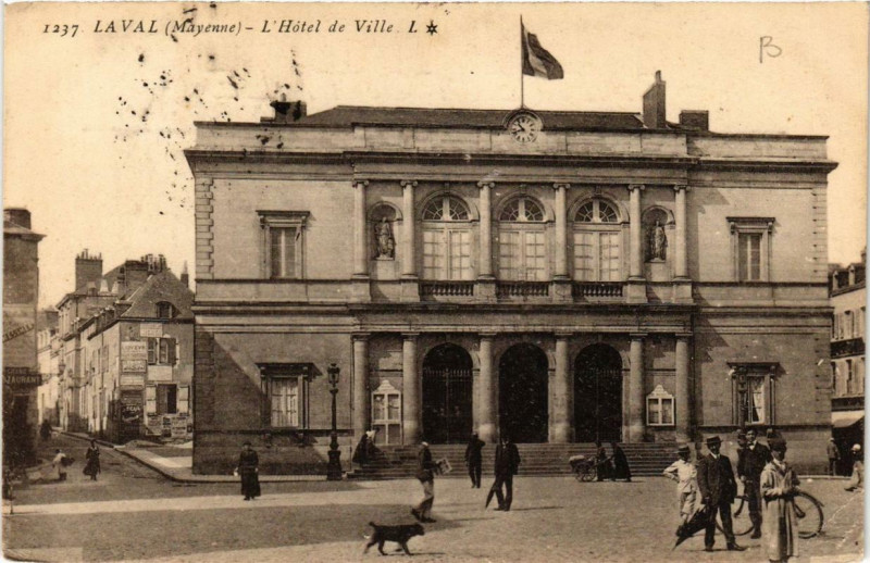 Carte postale ancienne Laval L'Hotel de Ville à Laval
