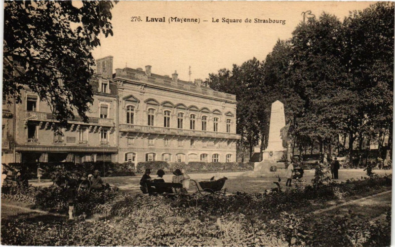 Carte postale ancienne Laval Le Square de Strasbourg à Laval