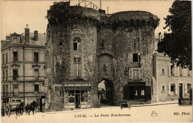 Carte postale ancienne Laval La Porte Beucheresse à Laval