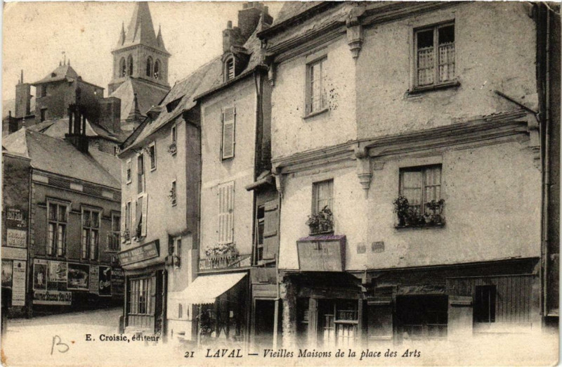 Carte postale ancienne Laval Vieilles Maisons de la place des Arts à Laval