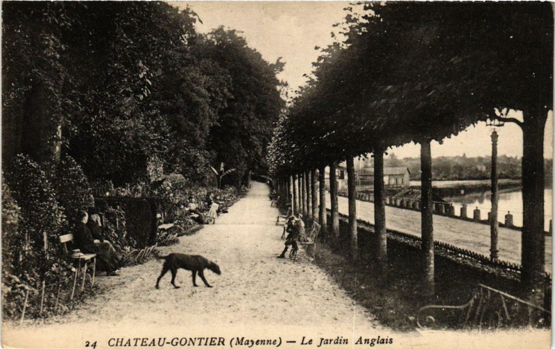 Carte postale ancienne Chateau-Gontier Le Jardin Anglais