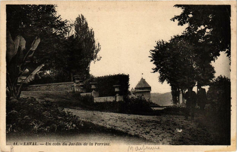 Carte postale ancienne Laval Un coin du Jardin de la Perrine à Laval