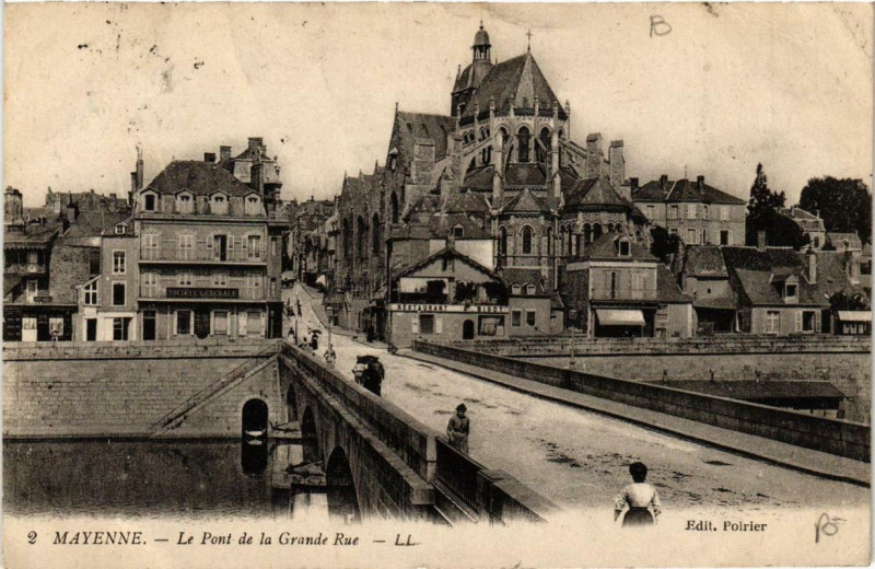 Carte postale ancienne Mayenne Le Pont de la Grande Rue à Mayenne