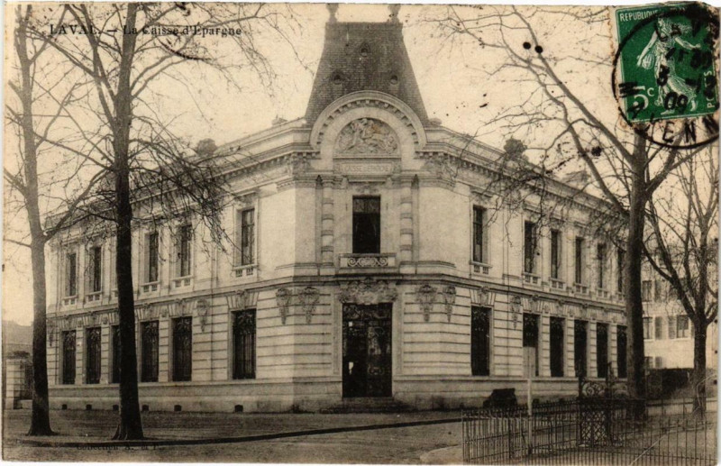 Carte postale ancienne Laval La Caisse d'Epargne à Laval