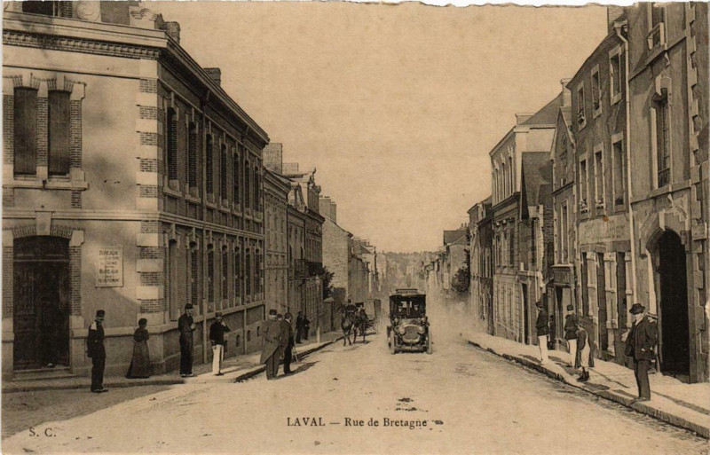 Carte postale ancienne Laval Rue de Bretagne à Laval