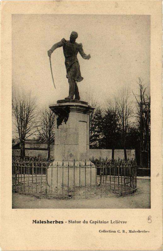 Carte postale ancienne Malesherbes Statue du Capitaine Lelievre
