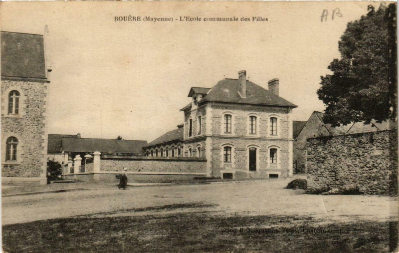 Carte postale ancienne Bouere L'Ecole communale des Filles à Bouère