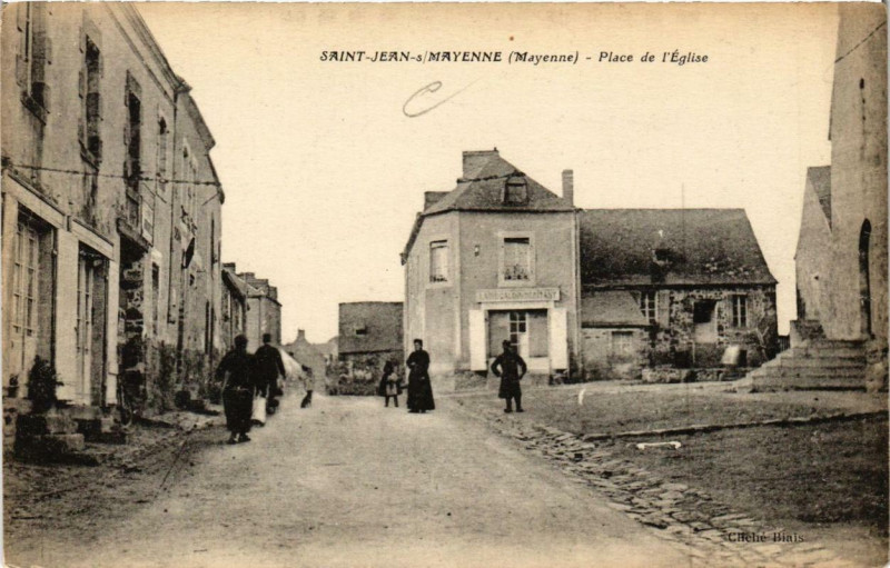 Carte postale ancienne Saint-Jean-sur-Mayenne Place de l'Eglise à Saint-Jean-sur-Mayenne