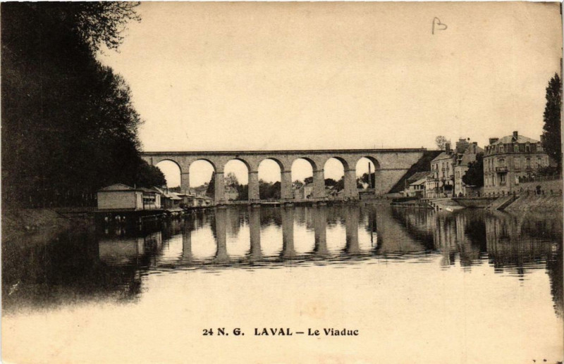 Carte postale ancienne Laval Le Viaduc à Laval