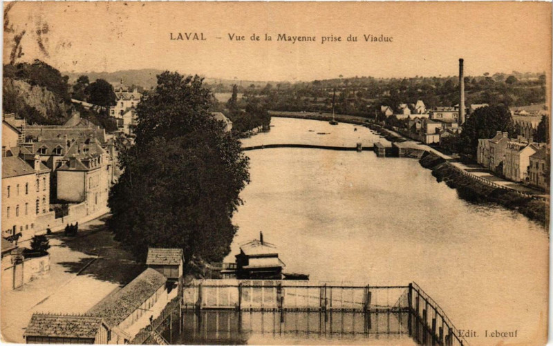 Carte postale ancienne Laval Vue de la Mayenne prise du Viaduc à Laval