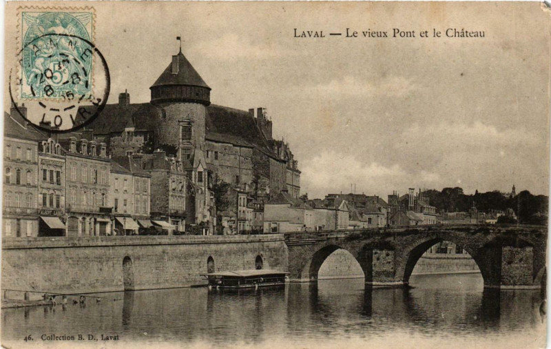 Carte postale ancienne Laval Le vieux Pont et le Chateau à Laval