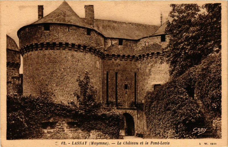 Carte postale ancienne Lassay Le Chateau et le Pont-Levis