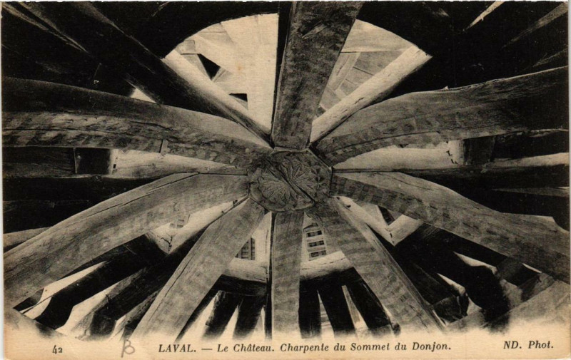Carte postale ancienne Laval Le Chateau. Charpente du Sommet du Donjon à Laval