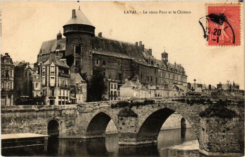 Carte postale ancienne Laval Le vieux Pont et le Chateau à Laval