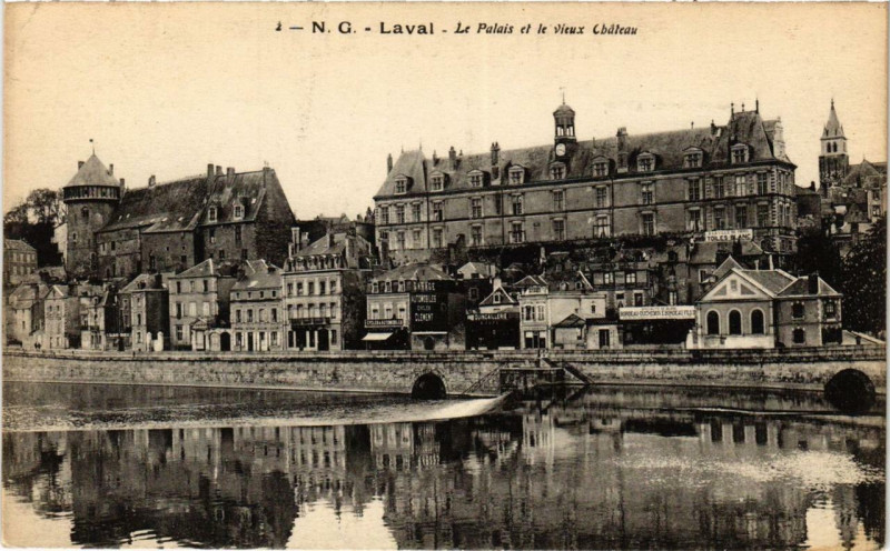 Carte postale ancienne Laval Le Palais et le vieux Chateau à Laval