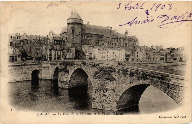 Carte postale ancienne Laval Le Pont de la Mayenne et le Vieux Chateau à Laval