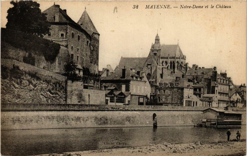 Carte postale ancienne Mayenne N.-D. et le Chateau à Mayenne
