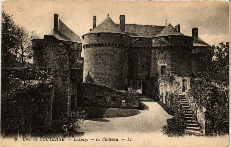 Carte postale ancienne Env. de Couterne Lassay Le Chateau