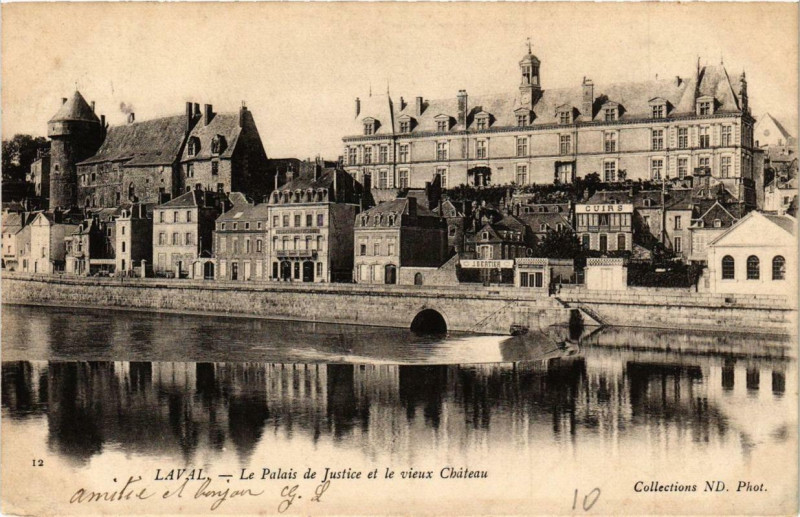 Carte postale ancienne Laval Le Palais de Justice et le vieux Chateau à Laval