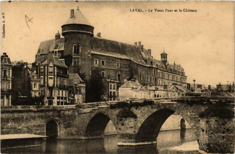 Carte postale ancienne Laval Le vieux Pont et le Chateau à Laval