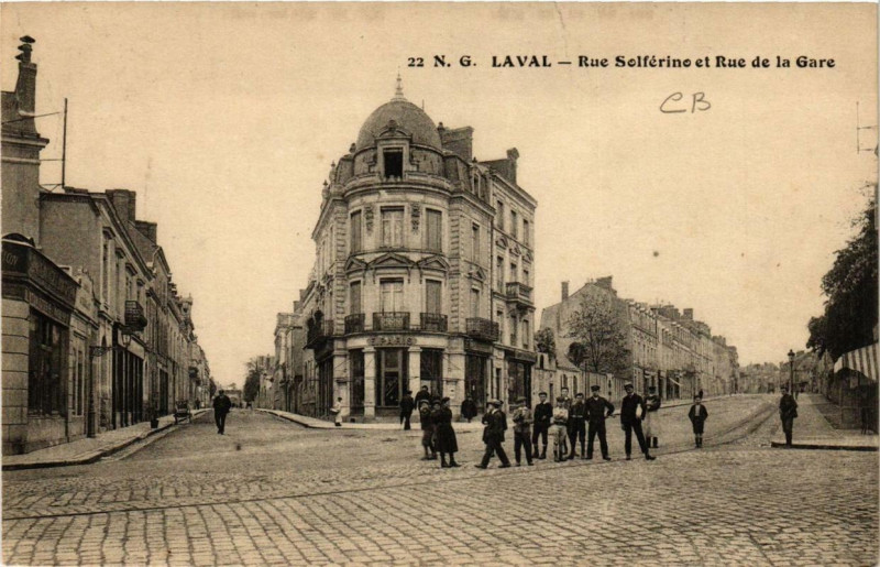 Carte postale ancienne Laval Rue Solférino et Rue de la Gare à Laval