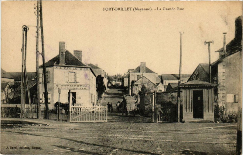 Carte postale ancienne Port-Brillet La Grande Rue à Port-Brillet