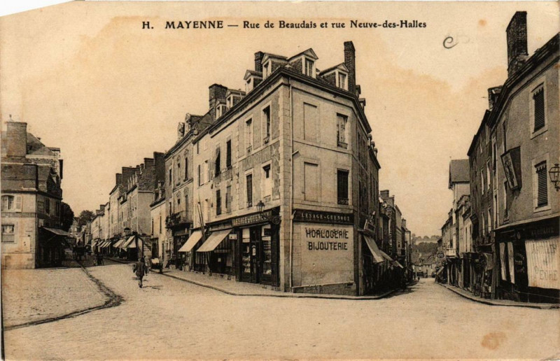 Carte postale ancienne Mayenne Rue de Beaudais et rue Neuve-des-Halles à Mayenne