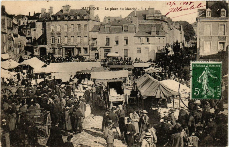 Carte postale ancienne Mayenne La place du Marché à Mayenne