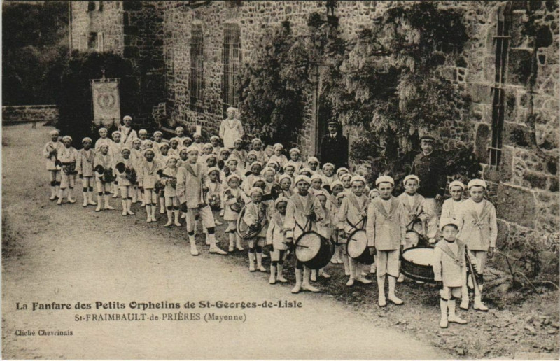 Carte postale ancienne Saint-Fraimbault-de-Prieres Orphelins à Saint-Fraimbault-de-Prières