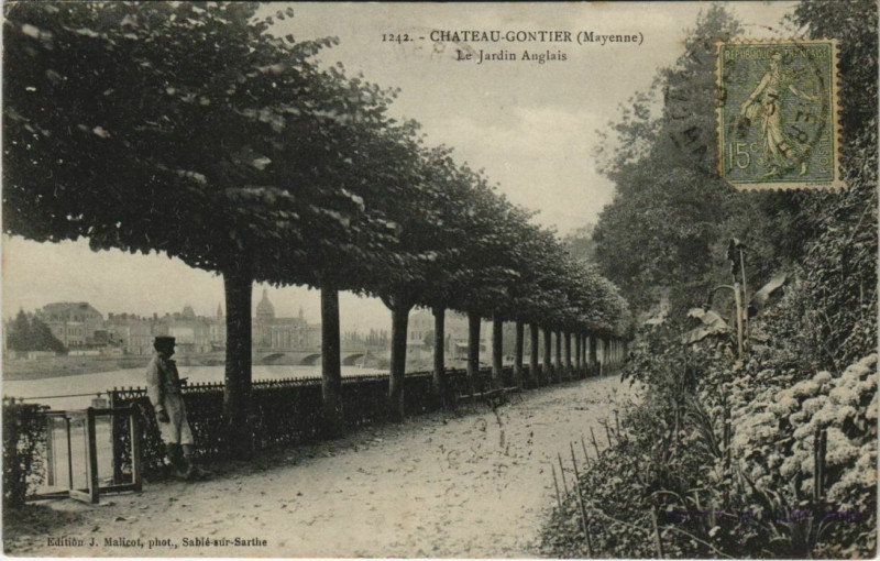 Carte postale ancienne Chateau-Gontier Le Jardin Anglais