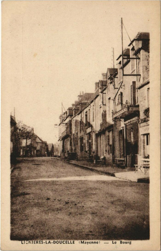 Carte postale ancienne Lignieres-la-Doucelle - Le Bourg