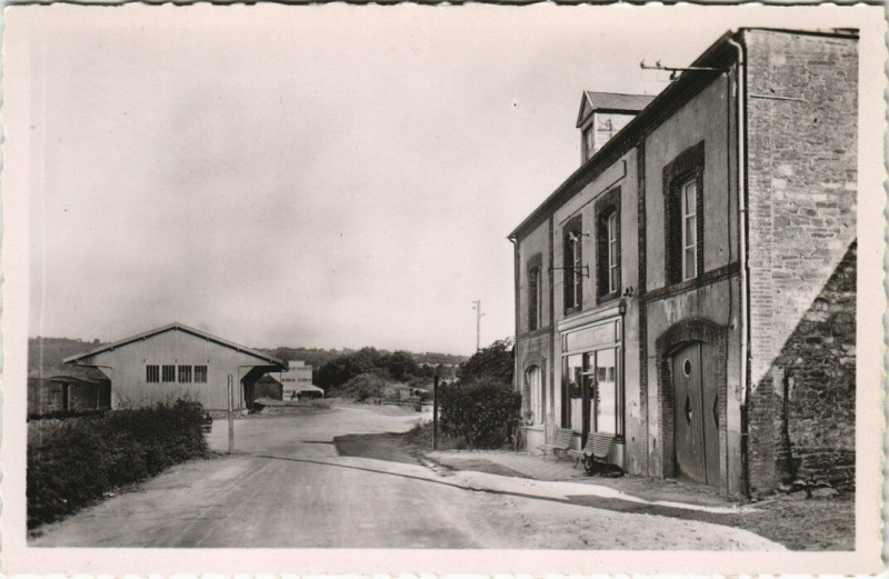 Carte postale ancienne Pre-en-Pail - Le Petit Vitesse et L'Hotel à Mayenne