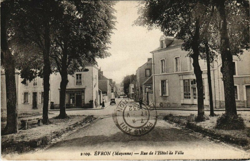 Carte postale ancienne Evron - Rue de l'Hotel de Ville à Évron