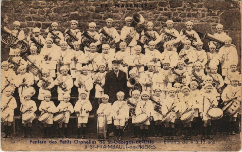Carte postale ancienne Fanfare des Petits Orphelins de Saint-Georges de Lisle