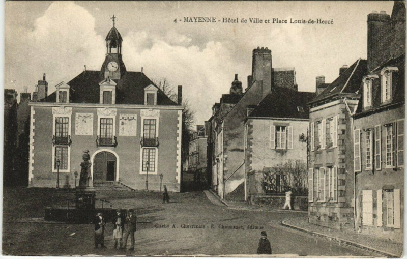 Carte postale ancienne Mayenne - Hotel de Ville et Place Louis de Herce à Mayenne
