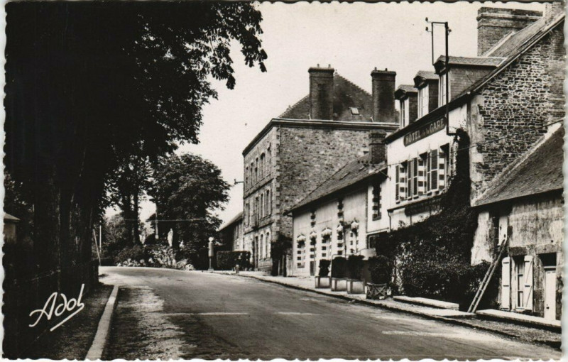 Carte postale ancienne Pre-en-Pail - Route de Mayenne à Mayenne
