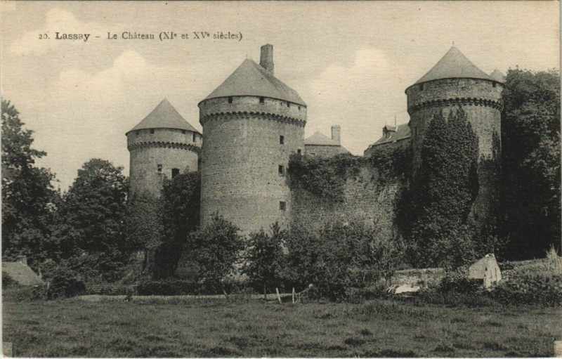 Carte postale ancienne Lassay - Le Chateau (Xi et Xv siecle)