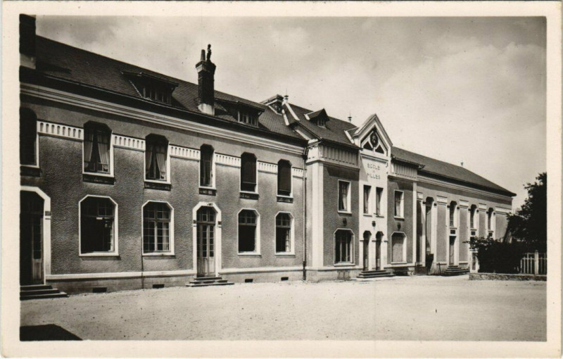 Carte postale ancienne Pre-en-Pail - Salla des Fetes Ecole de Filles