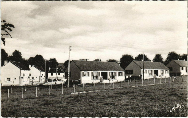 Carte postale ancienne Pre-en-Pail - Cite des H.L.M.