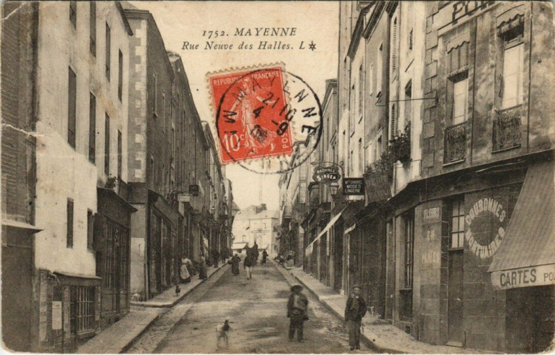 Carte postale ancienne Mayenne - Rue Neuve des Halles à Mayenne