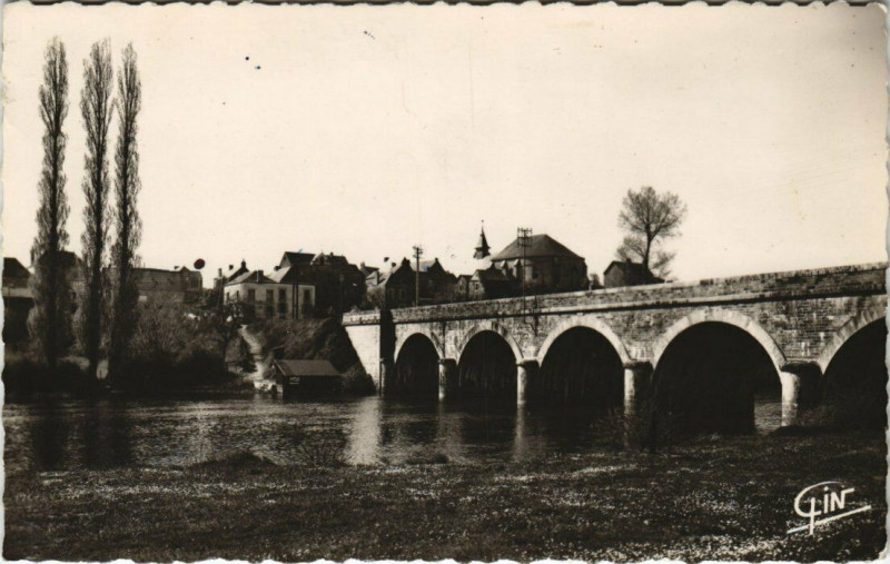 Carte postale ancienne Saint-Jean sur Mayenne (Mayenne - Le pont à Mayenne