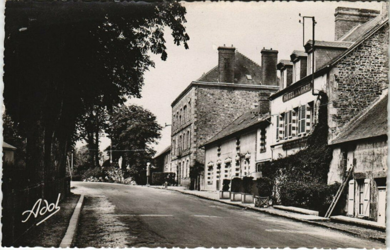Carte postale ancienne Pre-en-Pail - Route de Mayenne à Mayenne