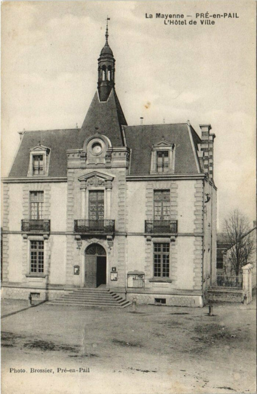 Carte postale ancienne La - Pre-en-Pail L'Hotel de Ville