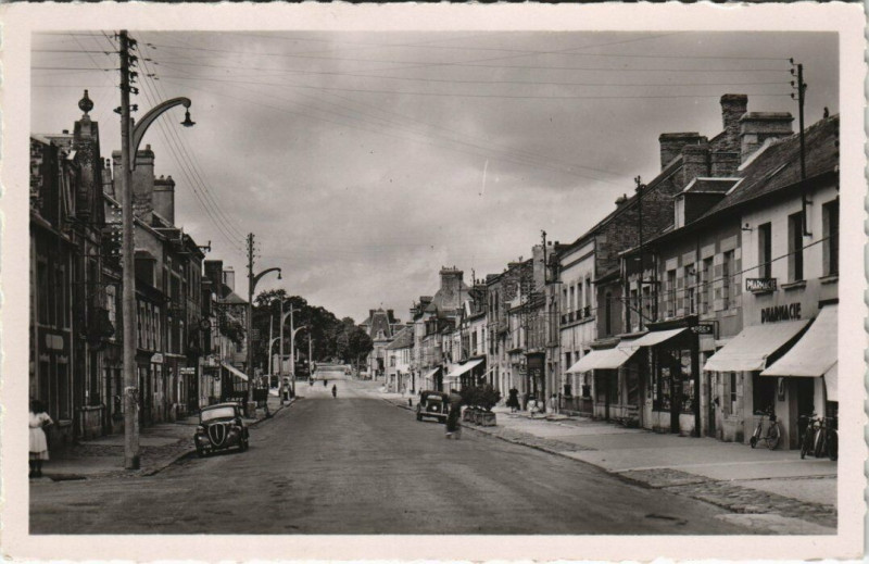 Carte postale ancienne Pre-en-Pail - Rue Aristide-Briand