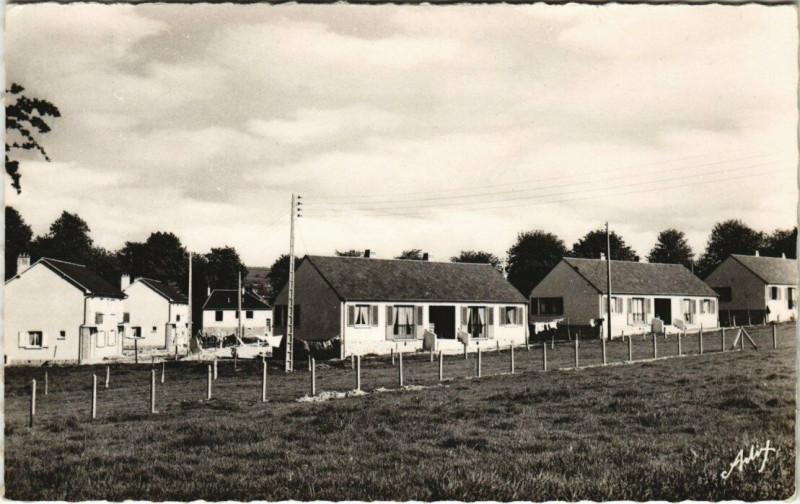 Carte postale ancienne Pre-en-Pail - Cite des H.L.M.