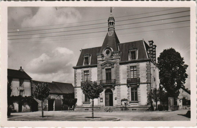 Carte postale ancienne Pre-en-Pail - L'Hotel de Ville
