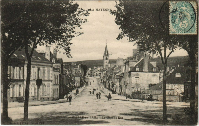 Carte postale ancienne La Mayenne - Pre-en-Pail - La Grande Rue à Mayenne
